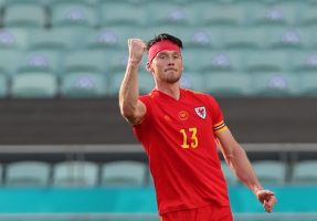 Kieffer Moore ăn mừng bàn thắng quyết định