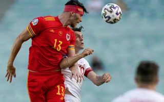 Kieffer Moore đánh đầu tung lưới Thụy Sĩ