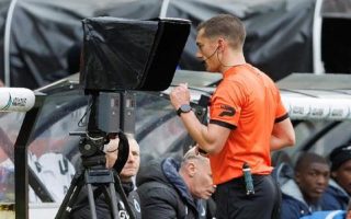 VAR hỗ trợ trọng tài kiểm tra các tình huống quan trọng trong trận đấu