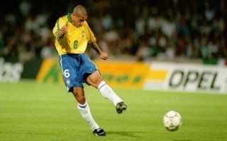 Roberto Carlos được nhớ đến với những cú sút trái phá bằng chân trái