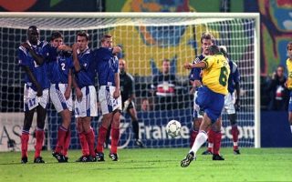 Cú sút phạt vào lưới Pháp giúp Roberto Carlos trở thành biểu tượng
